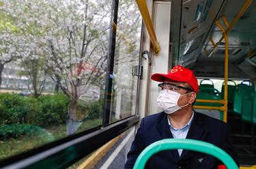 武漢市部分公交車恢復開行