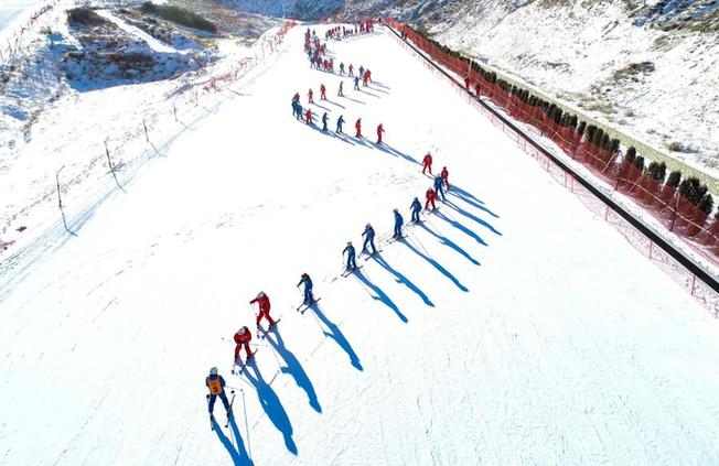 内蒙古乌兰察布：激情冰雪 快乐运动
