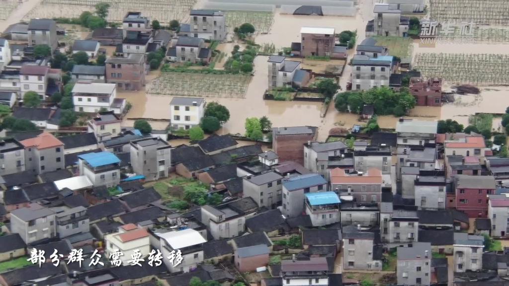 广西桂林：突发洪涝村庄被淹 消防紧急转移被困群众百余人