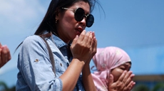 印尼民众悼念球场踩踏事件遇难者
