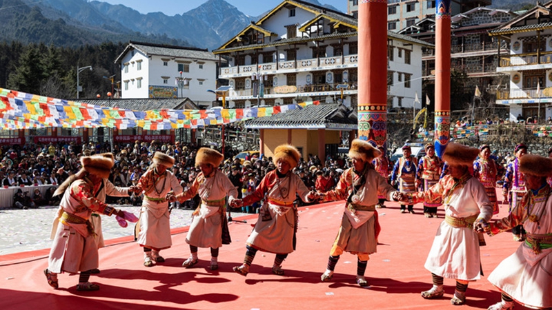 四川：夹金山下藏族群众欢度“上九节”