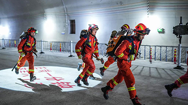 贵州举行隧道坍塌应急抢险救援演练