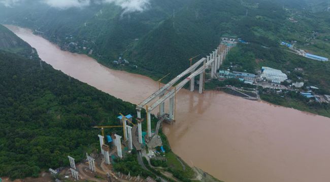 重慶：觀音峽嘉陵江特大橋主橋主體結構全部完成
