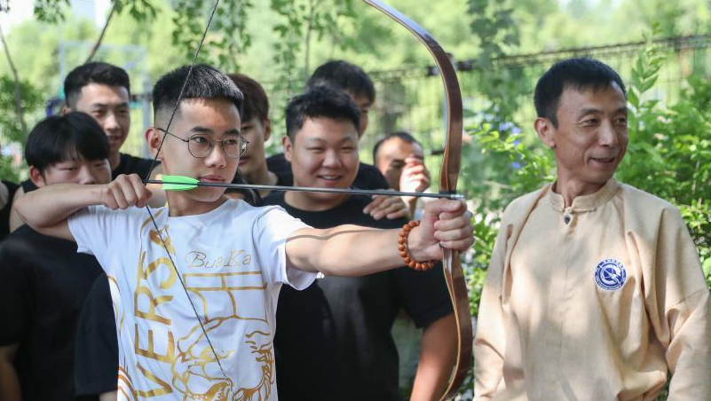 沈阳：传统弓箭体验进高校