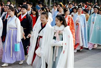 西安：汉服巡游展示传统文化