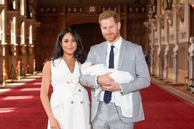 英国萨塞克斯公爵夫妇携新生儿亮相