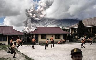 印尼錫納朋火山爆發 學生淡定玩耍
