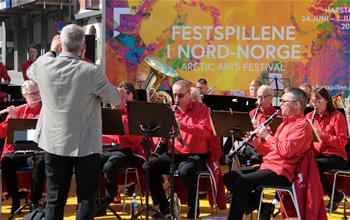 北極藝術節在挪威北極圈小鎮開幕