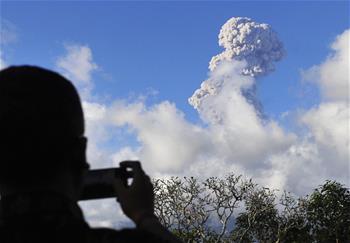 印尼阿贡火山持续喷发