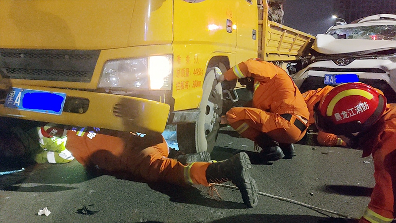 两车追尾相撞 哈尔滨消防成功营救被困人员