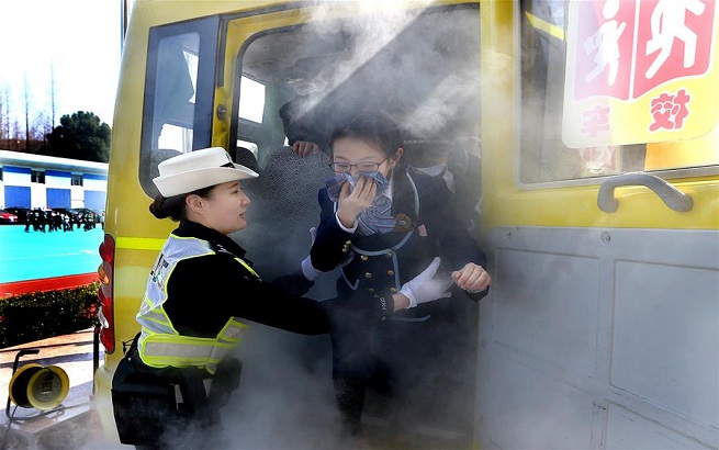 上海舉行校車應急疏散演練