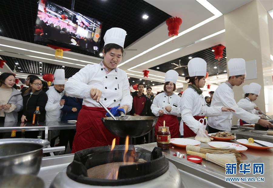 1月2日,天津职业大学第五届校园美食周师生厨艺展示活动举行,师生