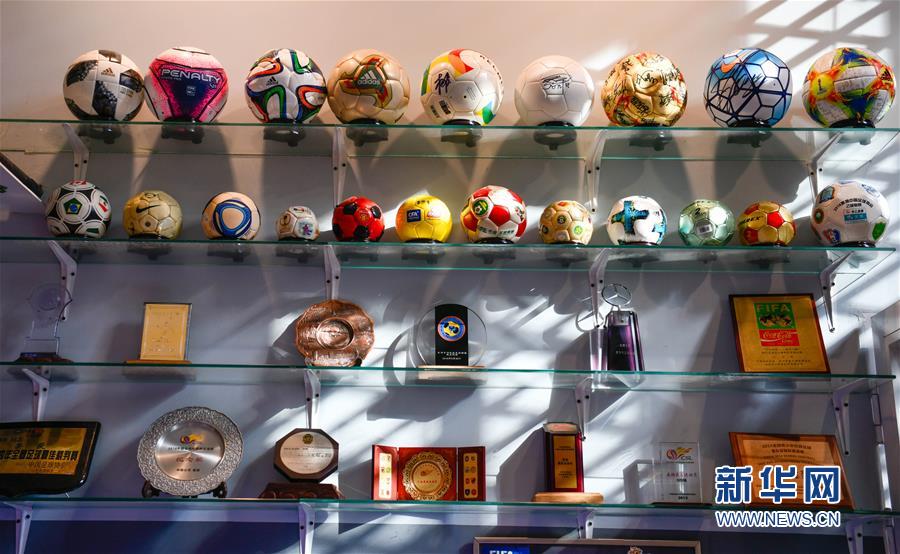 （体育·图片故事）（13）退休裁判和他的足球主题展览馆