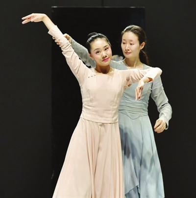 昨日,由舞蹈家王亚彬编舞,主演的舞剧《青衣》在天津大剧院上演.