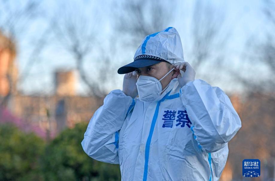 1月10日,天津市滨海新区公安局民警穿戴防护服上岗执勤.
