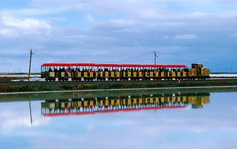 航拍九月的茶卡盐湖：“天空之镜”美妙绝伦