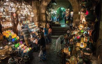 夜色下的开罗老市场