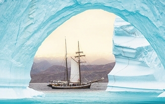 美妙精致 帆船“嵌入”冰山拱門