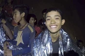 洞穴数日 泰国少年足球队员挺住了