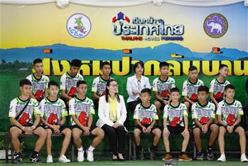 泰國少年足球隊山洞獲救後首次露面