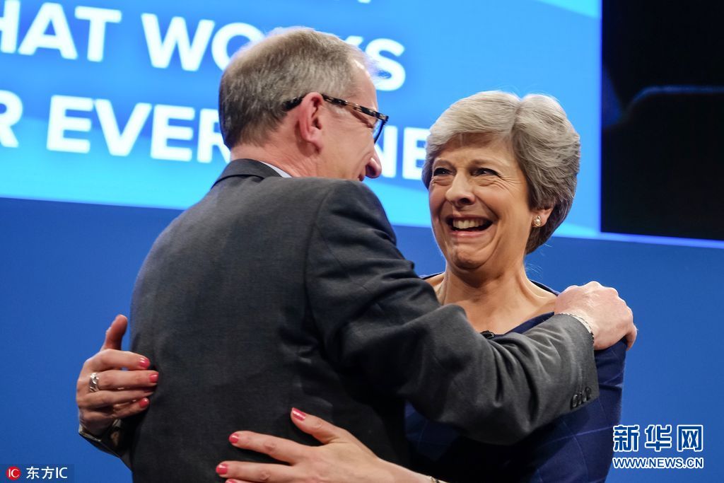 英国首相特蕾莎-梅在保守党年会发表演讲 与丈夫秀恩爱