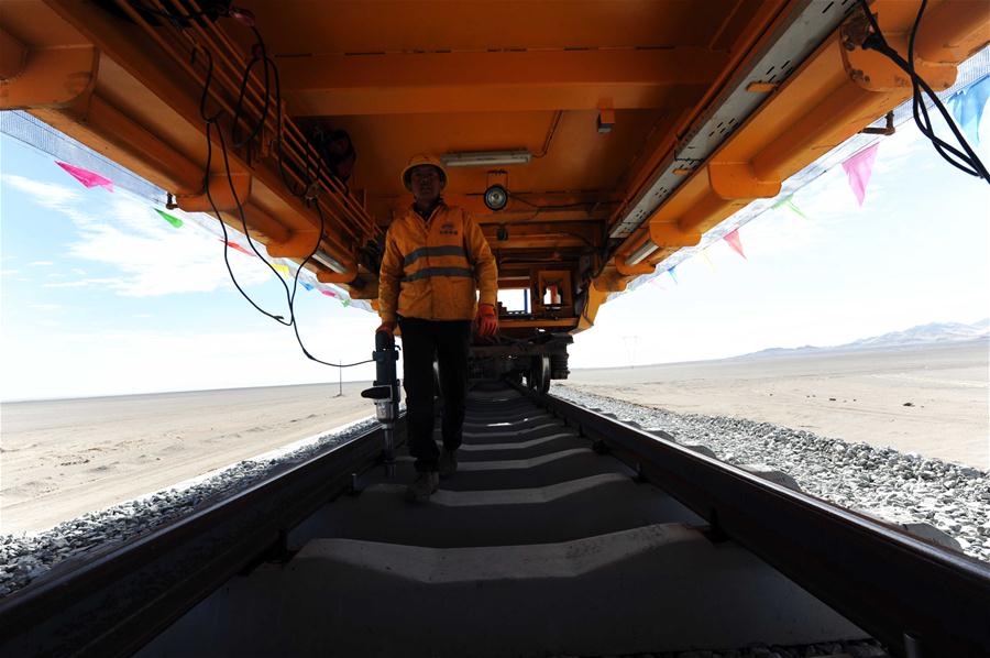 （经济）（1）格库铁路在大漠戈壁深处延伸