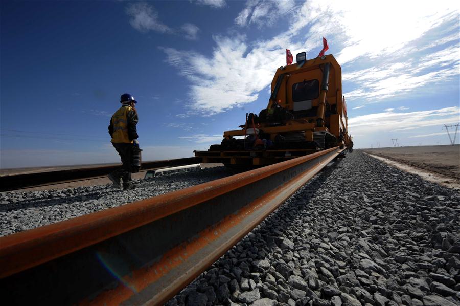 （经济）（6）格库铁路在大漠戈壁深处延伸