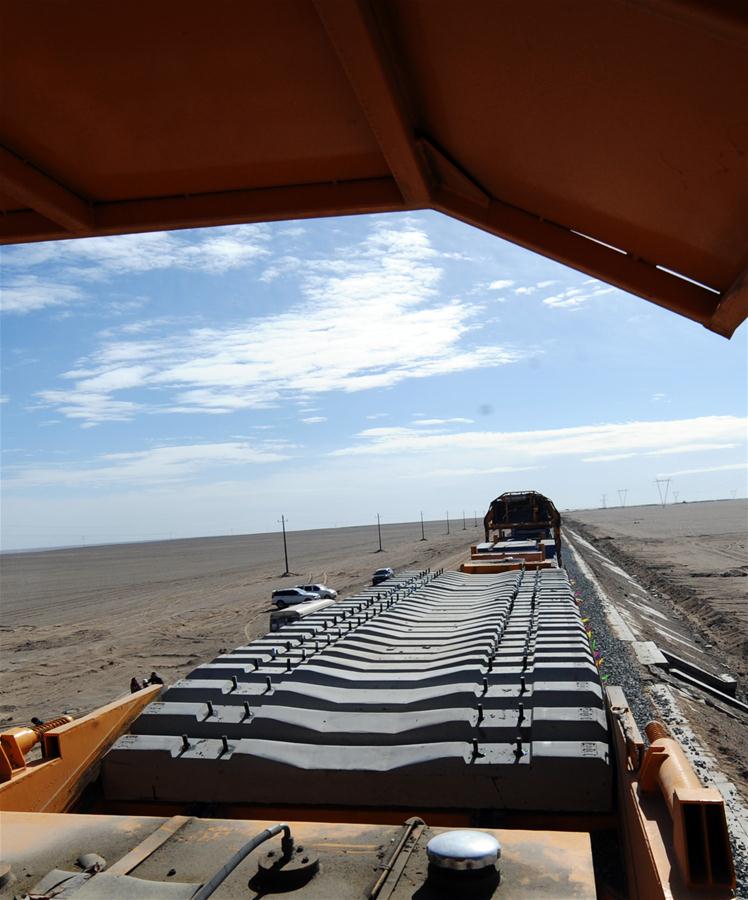 （经济）（9）格库铁路在大漠戈壁深处延伸