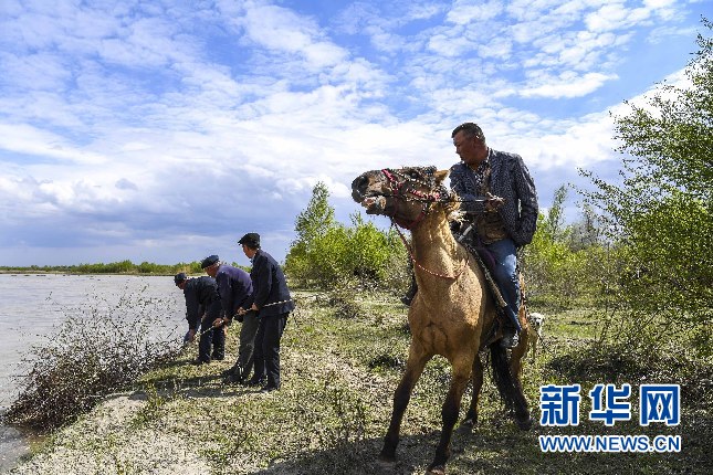 新疆伊犁河畔:小村里有个大河守望者