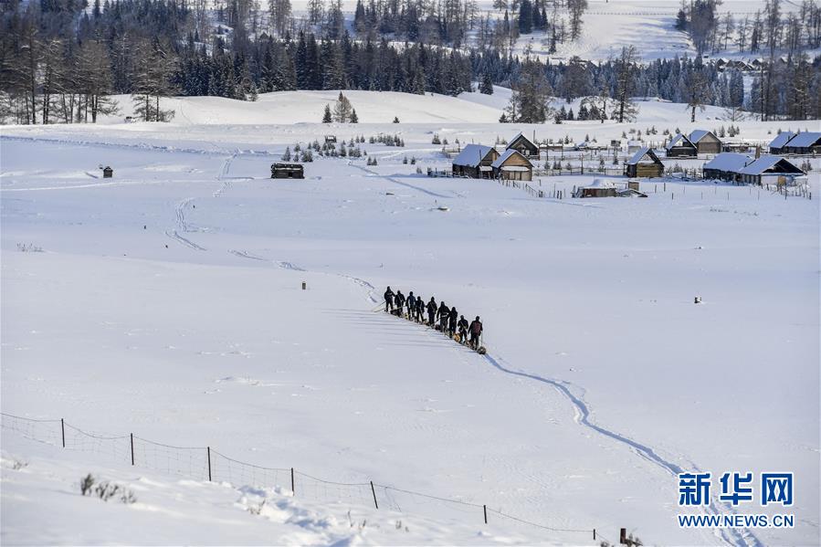 （体育）（2）全民健身——新疆9位牧民开启300公里古老毛皮滑雪之旅