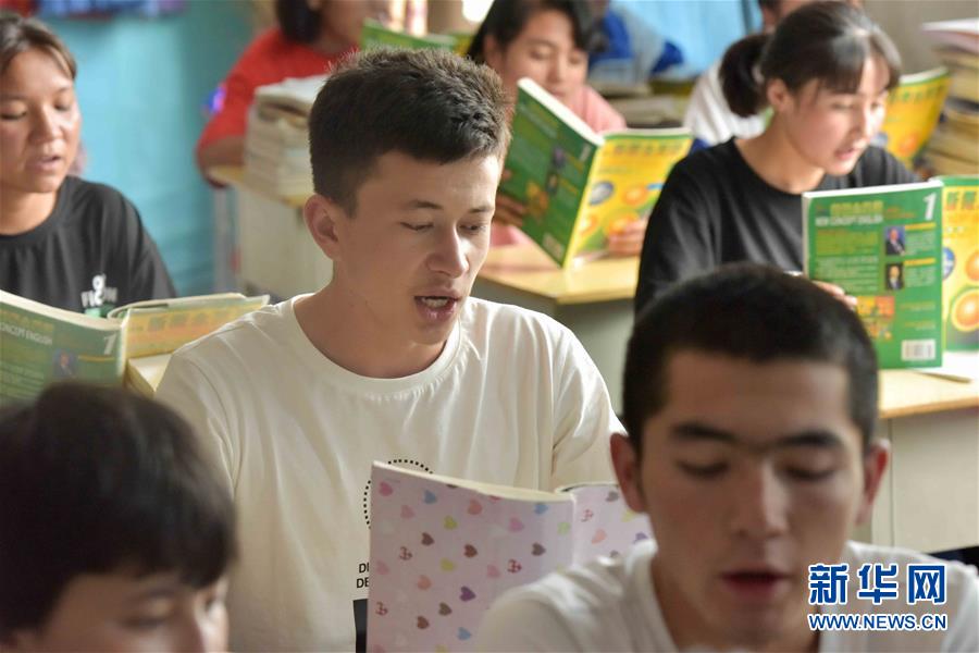 在新疆喀什地区疏勒县八一中学,学生们在朗读英语课文(6月25日摄).