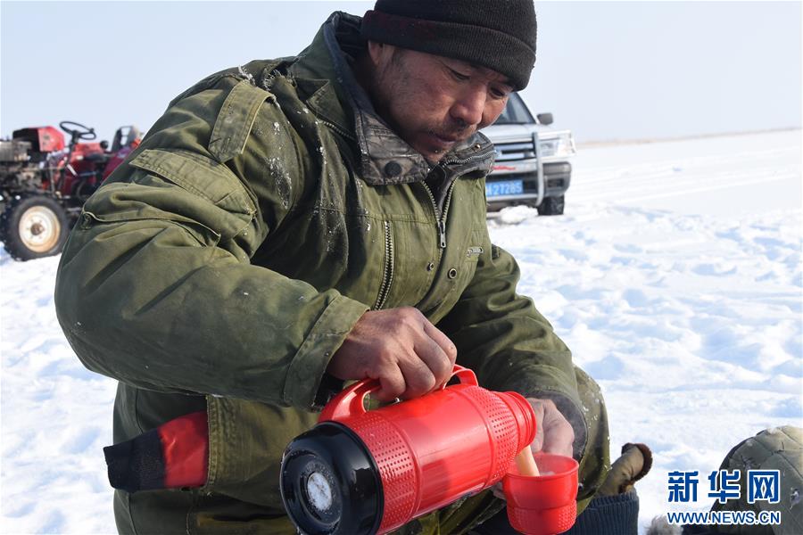 （新春走基層·圖文互動）（5）“幹活的人不會冷”——直擊新疆吉力湖冬捕現場