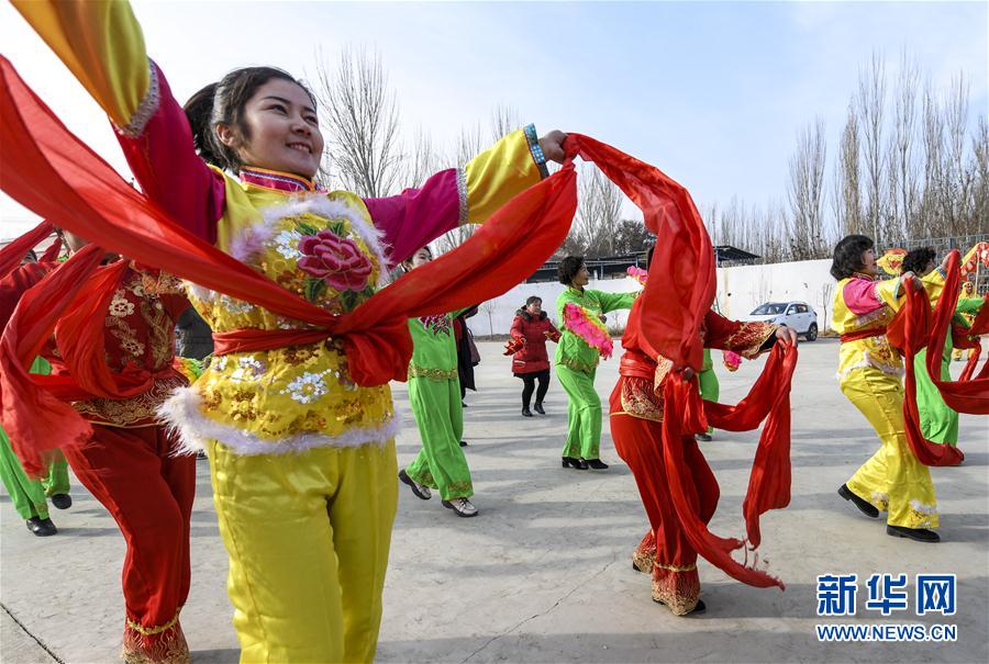 （新春走基层）（6）新疆：“彩门村”里绘就美景 浓浓年味迎接新春