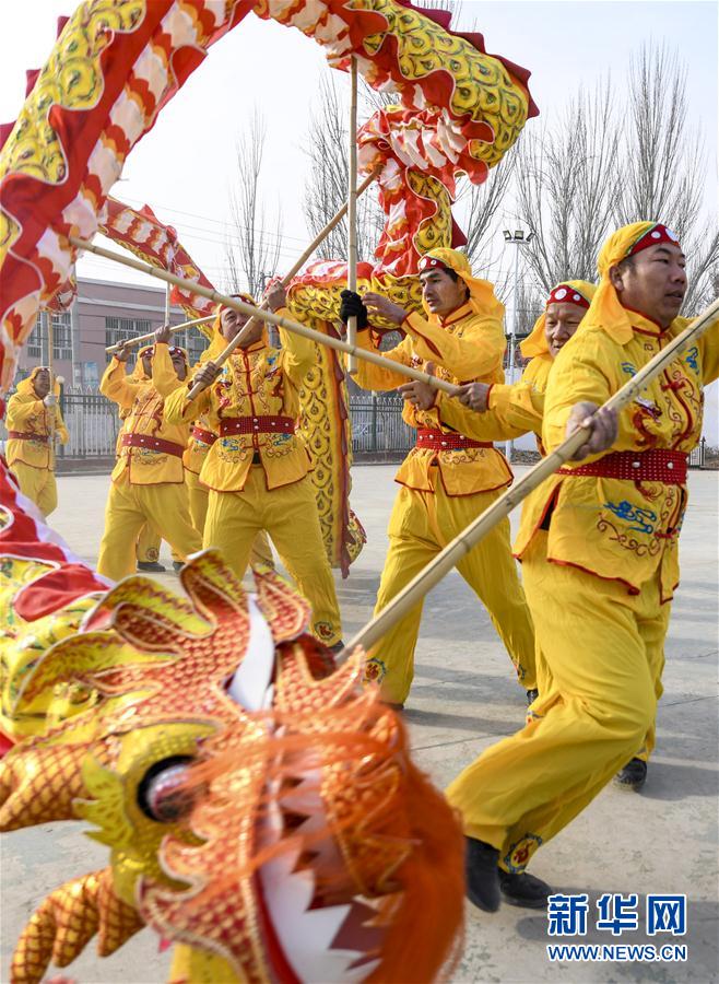 （新春走基层）（7）新疆：“彩门村”里绘就美景 浓浓年味迎接新春