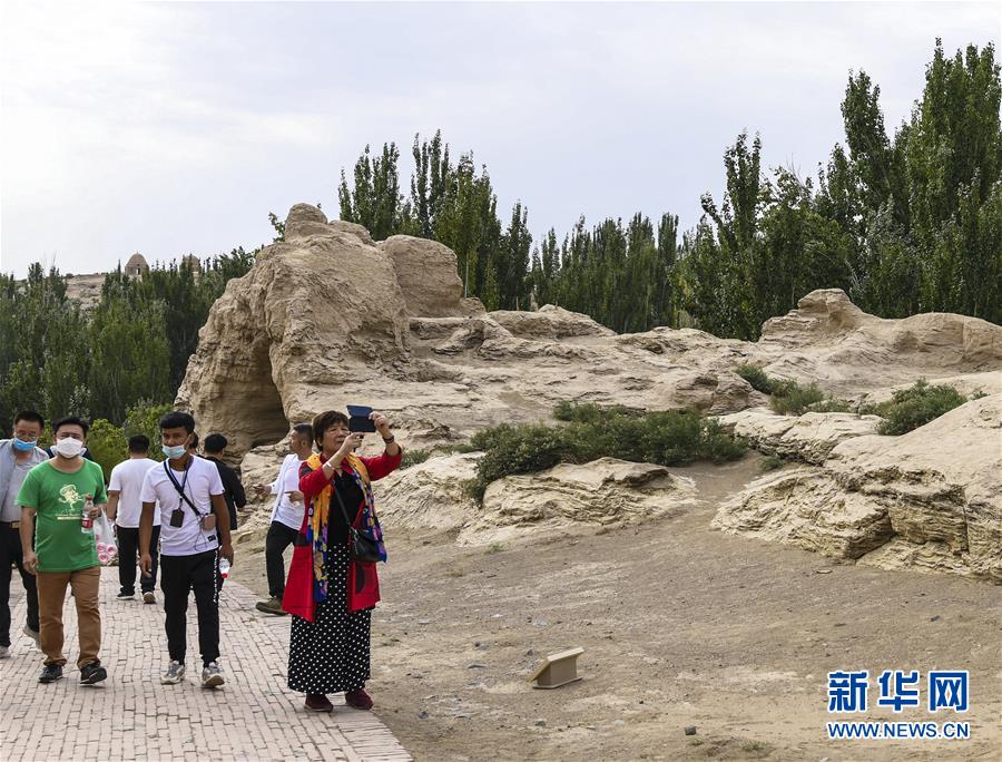 （社会）（6）吐鲁番秋季旅游渐升温