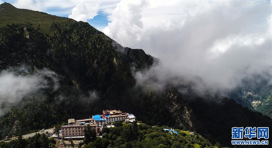 （新华视界）（3）西藏卡久寺：云雾缥缈 隐于山巅 