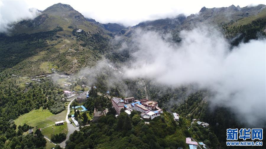 （新华视界）（4）西藏卡久寺：云雾缥缈 隐于山巅 