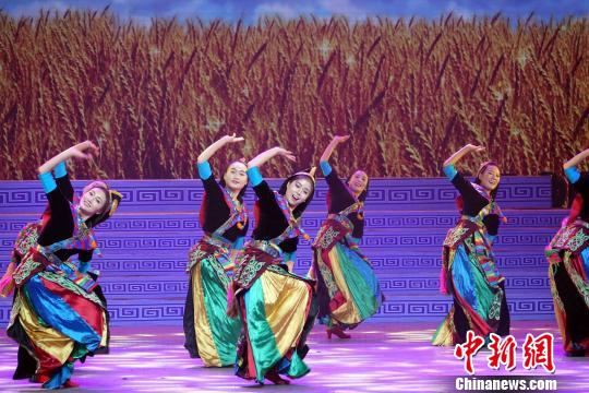演出通过舞台灯光与演员舞步展现西藏民众对祖国的热爱。　孙翔 摄