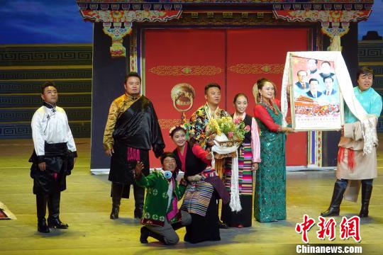 演出“阳光西藏”章主要展现西藏农牧民满怀信心跟党走。　孙翔 摄