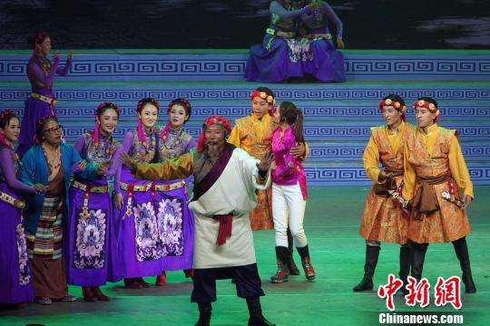 演出“幸福西藏”章主要展现西藏经济、社会取得新成就。　孙翔 摄