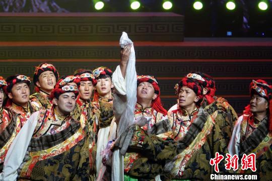 演出“美丽西藏”章主要展现西藏民族团结、生态良好。　孙翔 摄
