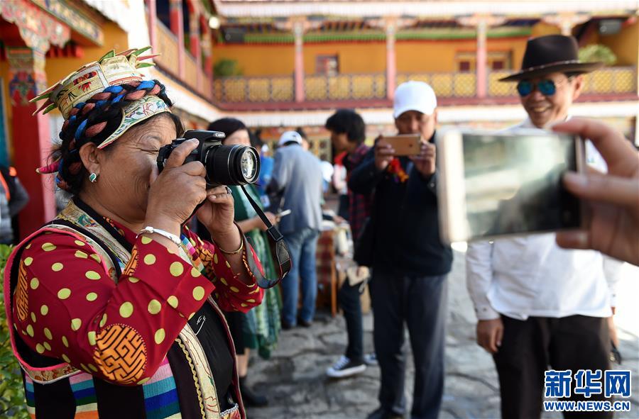（文化）（2）藏族农民进城办影展