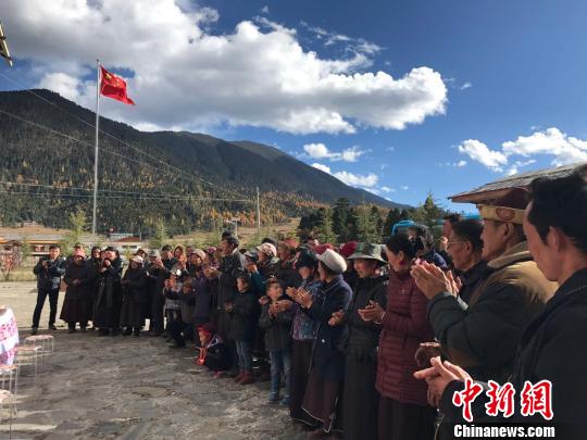 “组团式”医疗援藏活动义诊赠药环节受到当地村民欢迎。　张宁 摄