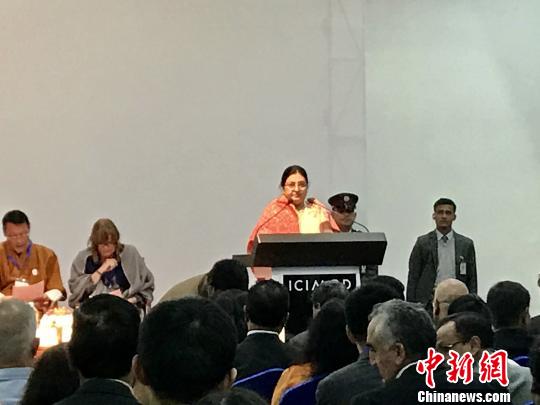 尼泊尔总统Bidya Devi Bhandari在论坛上讲话现场 何晓明 摄