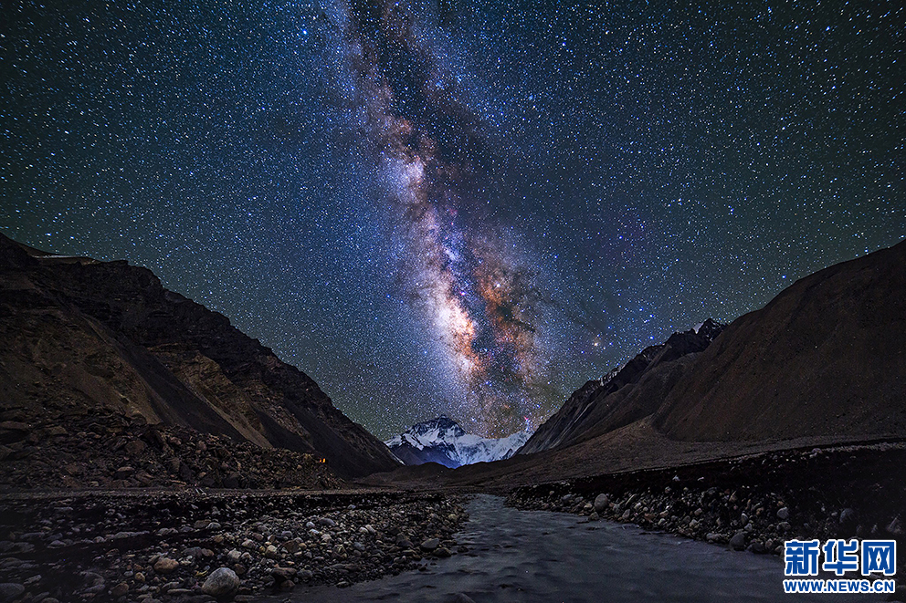 这是"2017喜马拉雅星空摄影展"十佳西藏星空照片——《珠峰星河》