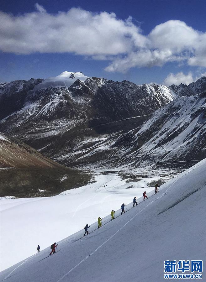 （体育·图文互动）（4）西藏小将初试高海拔滑雪登山赢得国际专家肯定（配本社同题文字稿）