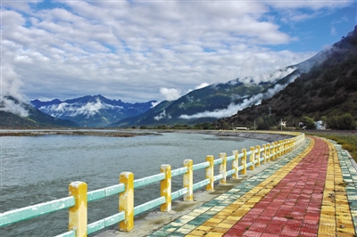 伍金次仁家住林芝市米林县米林镇邦仲村,以前生活用水全靠到几百米外