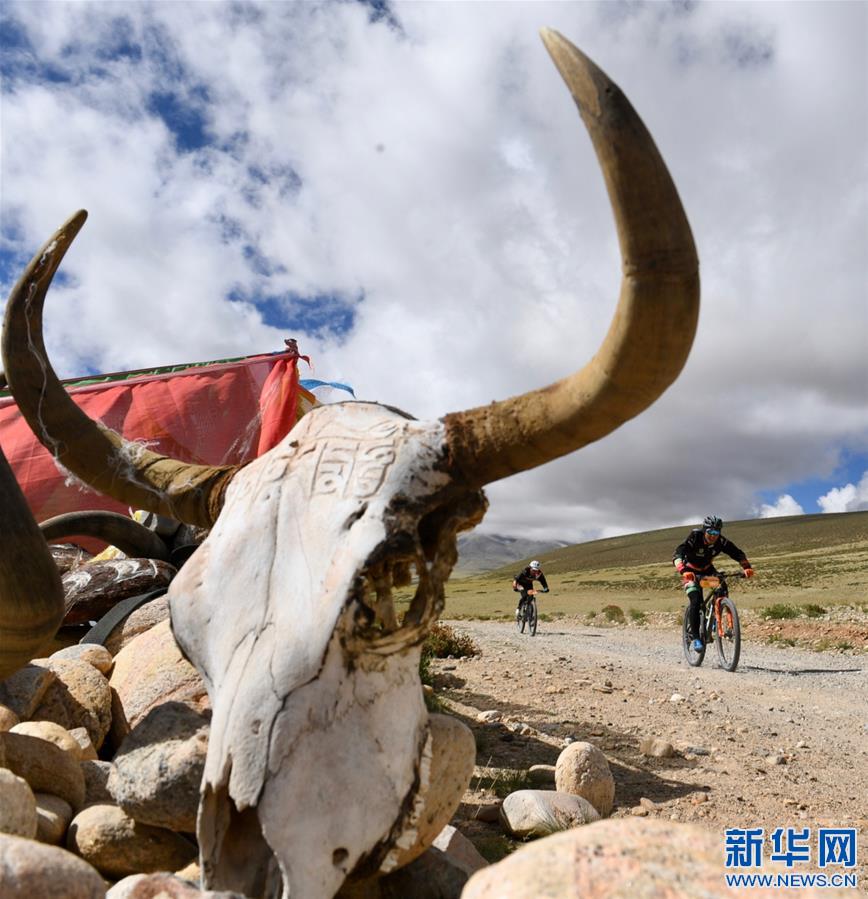 （体育·图文互动）（4）中国海拔最高环湖自行车越野赛在西藏阿里举行（配本社同题文字稿）