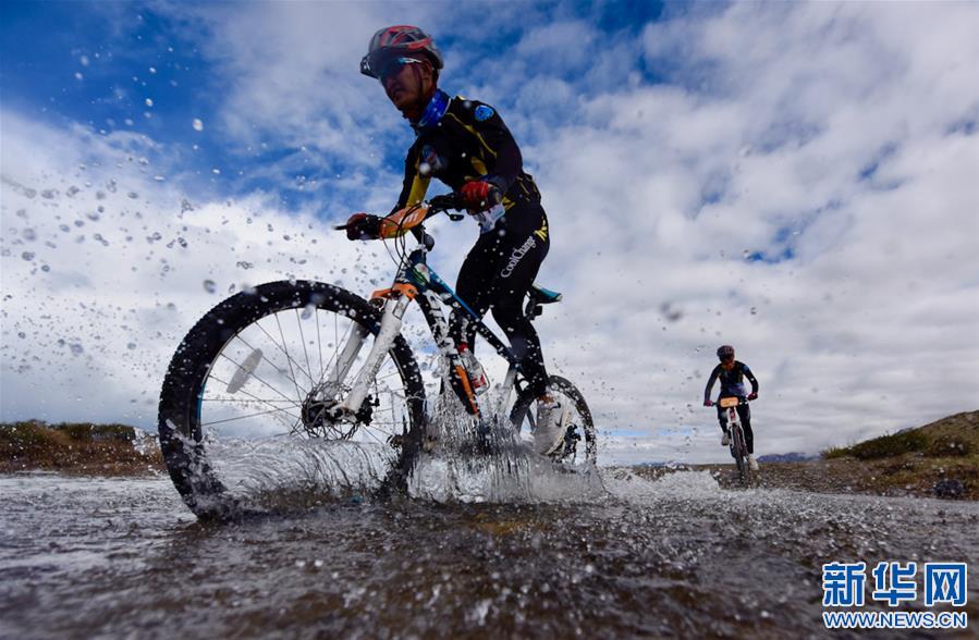 （体育·图文互动）（10）中国海拔最高环湖自行车越野赛在西藏阿里举行（配本社同题文字稿）