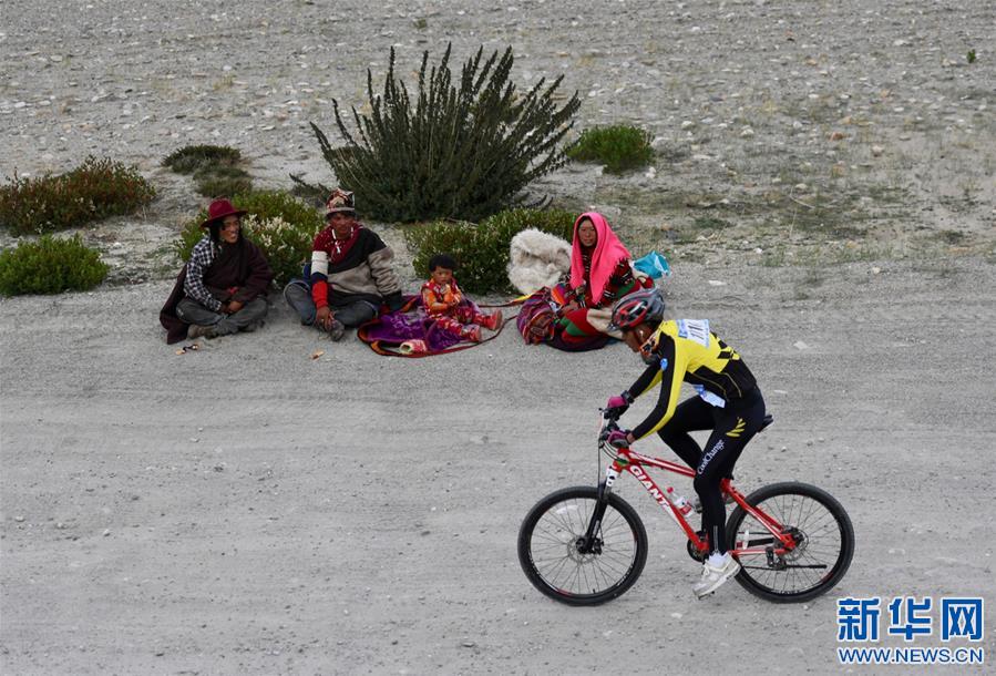 （体育·图文互动）（13）中国海拔最高环湖自行车越野赛在西藏阿里举行（配本社同题文字稿）